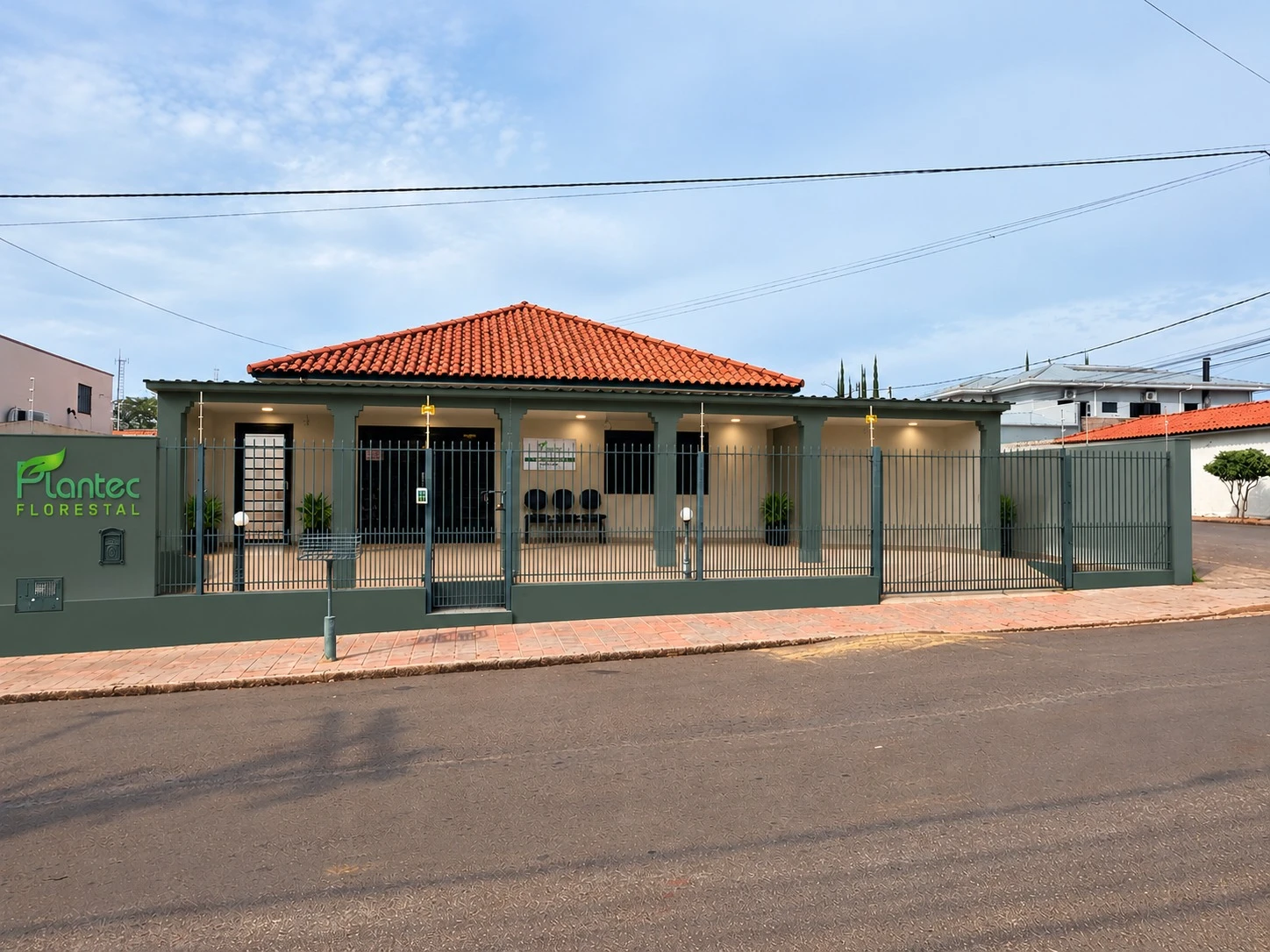 Fachada da sede da Plantec Florestal, com fachada verde e o logotipo da empresa no muro, na Rua Balduíno Antônio Portes, em Areiópolis-SP